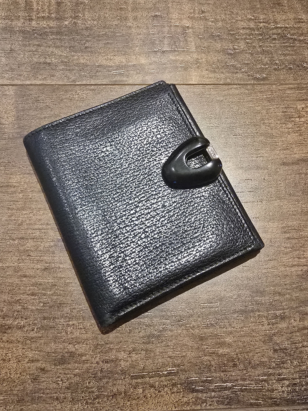 Gucci Black Leather Women's Bifold Wallet with Curved Clasp